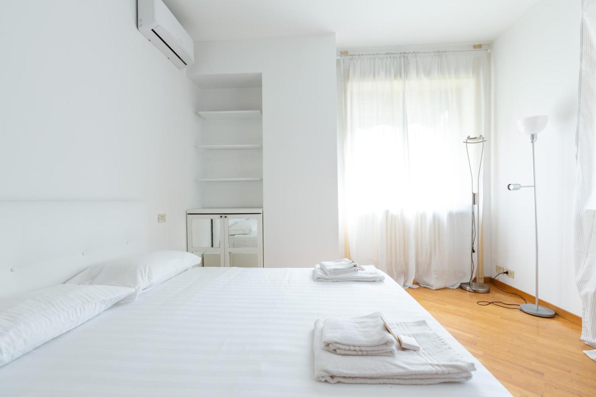 Lorenteggio Large Flat Apartment *
